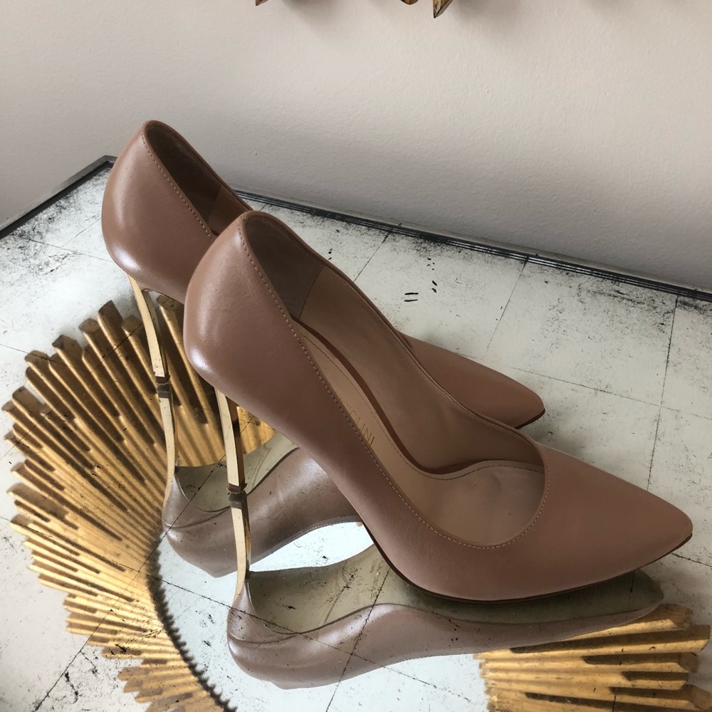Gently used nude pumps- Enzo Angiolini